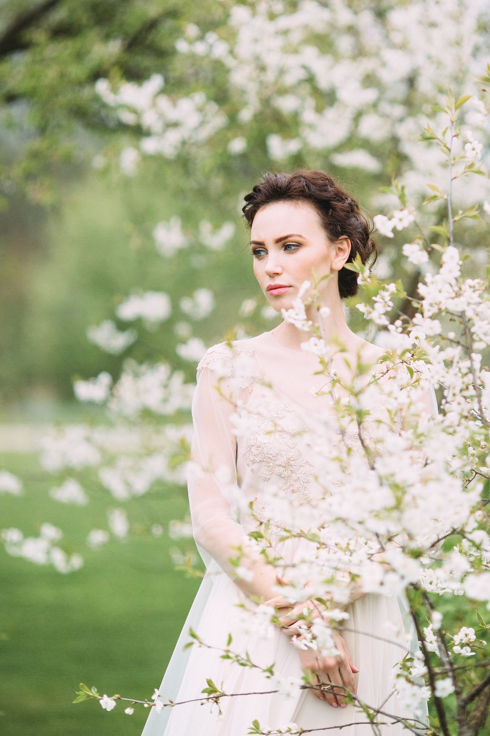 Фотосессия: невеста в цветущем саду