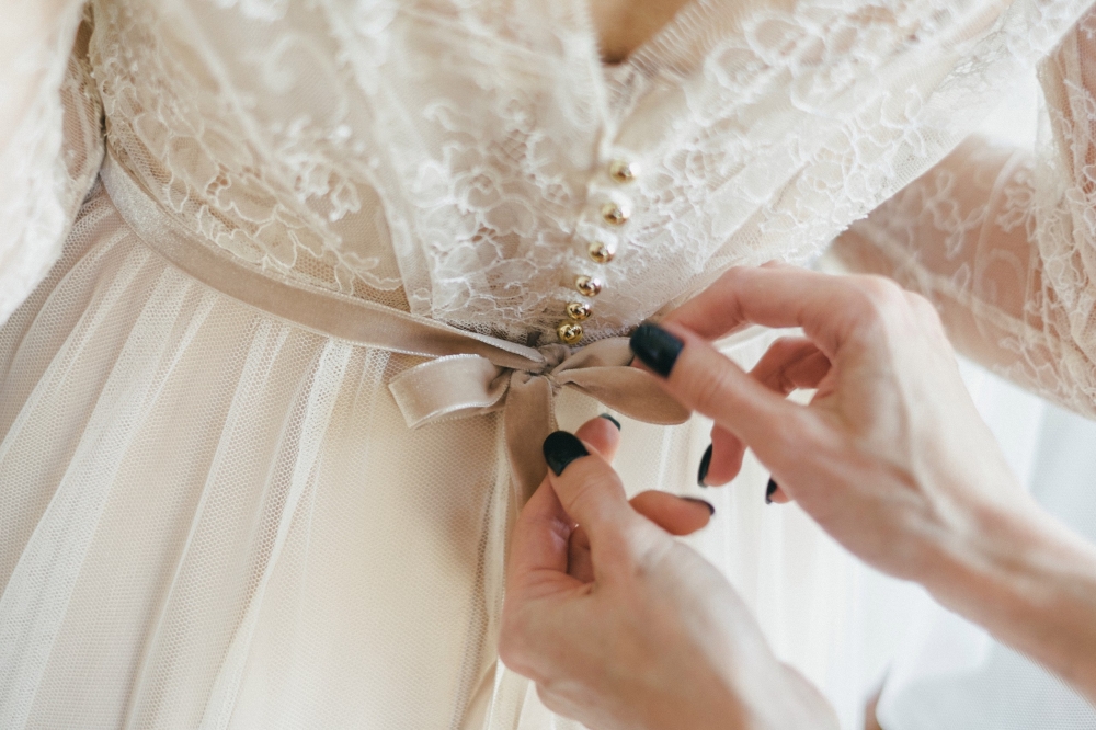Свадебное платье / индивидуальный пошив 

Верхнее платье: лиф "французское кружево", юбка из фатина полусолнце. 
Нижнее платье: шифон и креп-сатин, лиф на "косточках", юбка шестиклинка 