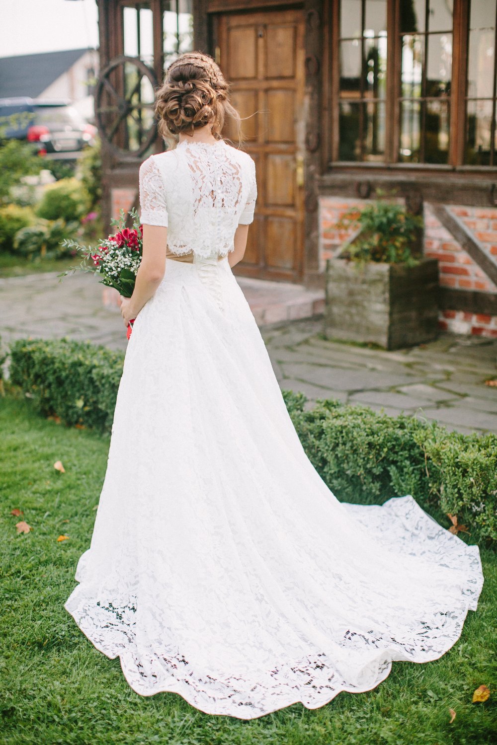 Очаровательное кружевное платье невесты со шлейфом